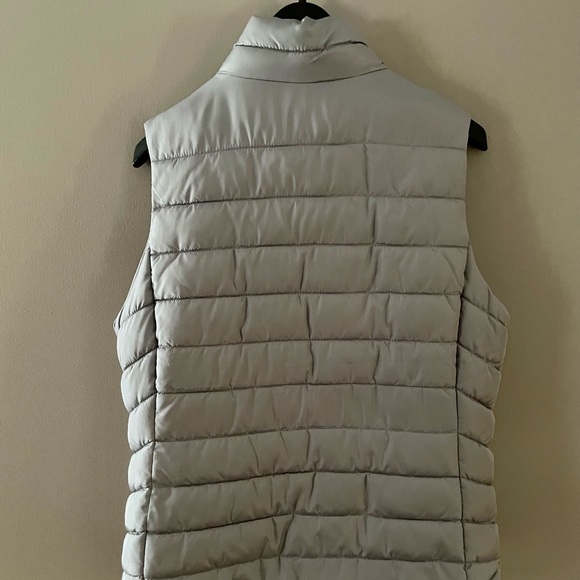 Gap, size M, zip and snap closure - Picture 2 of 4